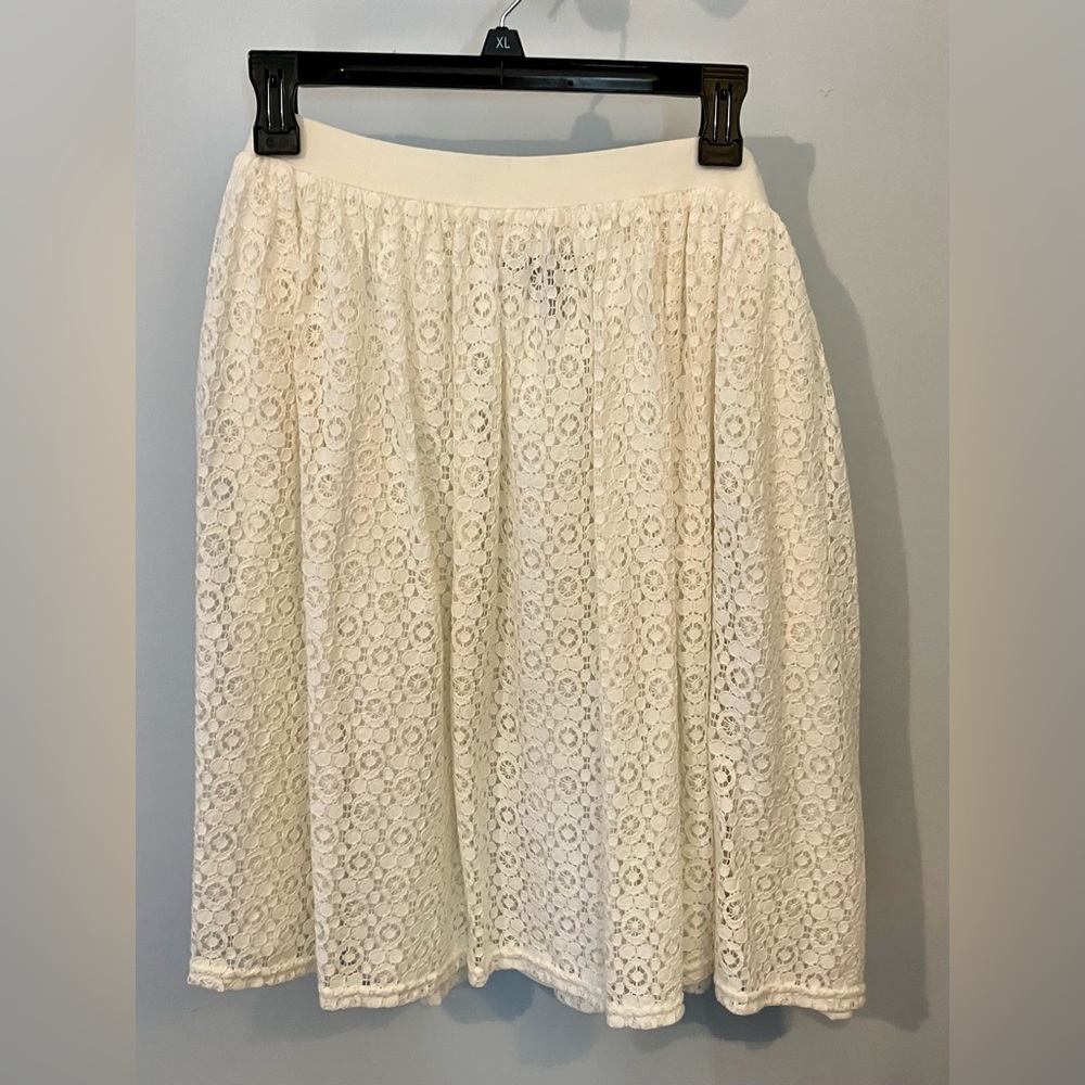 Chaps cream lace skirt. Elastic waist band. Xl